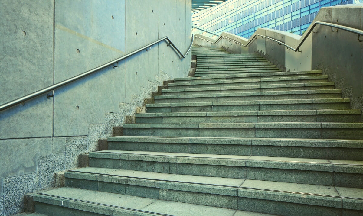 Imagen de escaleras representando que inicia el camino en soluciones de Recursos Humanos