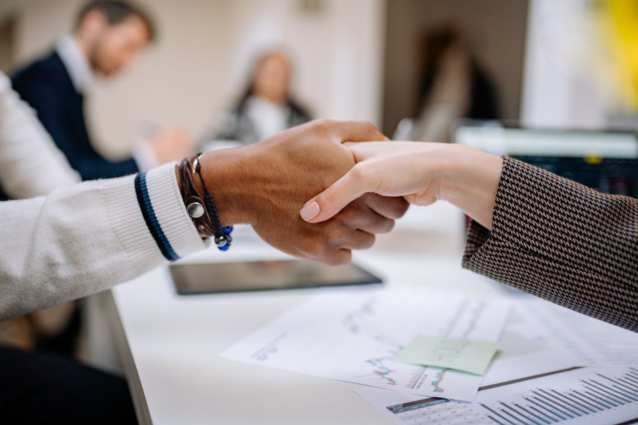 Profesionales de negocios estrechando manos en un acuerdo de confianza